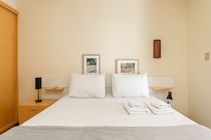 4 bedrooms, iron/ironing board, Internet, bed sheets