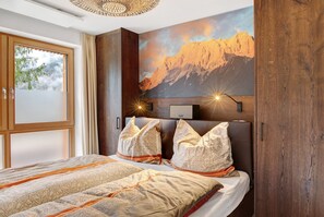 2 bedrooms, desk, WiFi, bed sheets