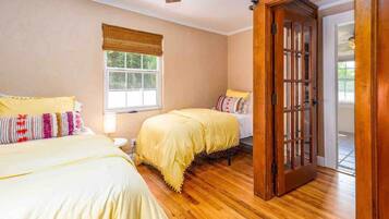 5 Schlafzimmer, Schreibtisch, Bügeleisen/Bügelbrett, Reisekinderbett