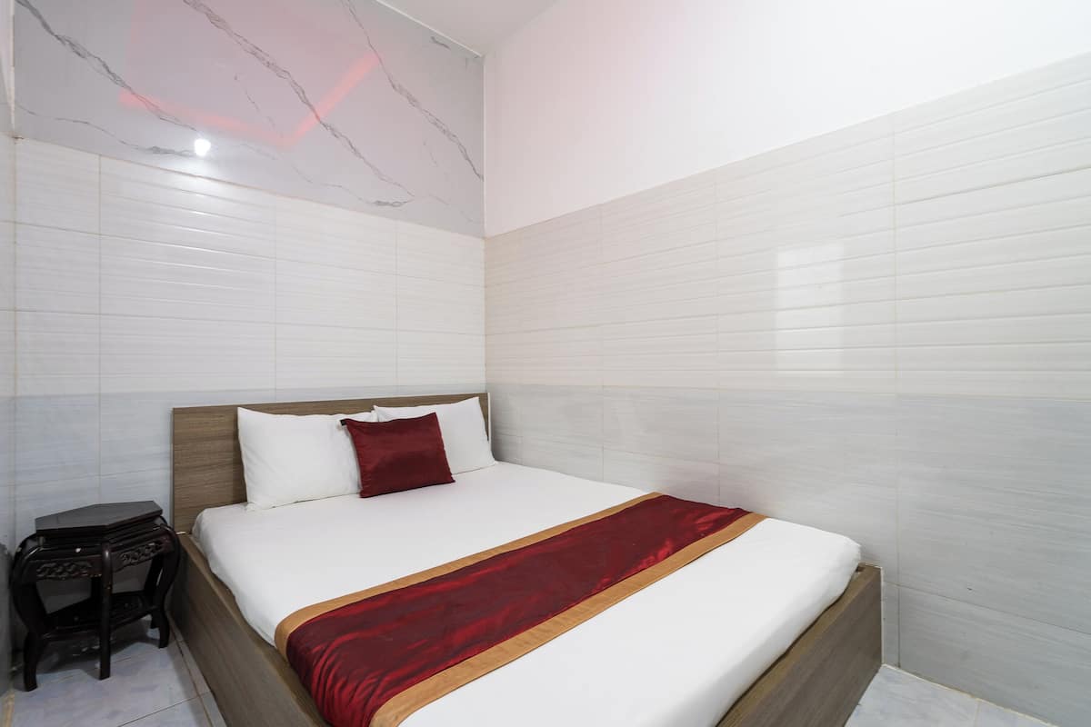 Bộ đồ giường cao cấp, minibar, bàn