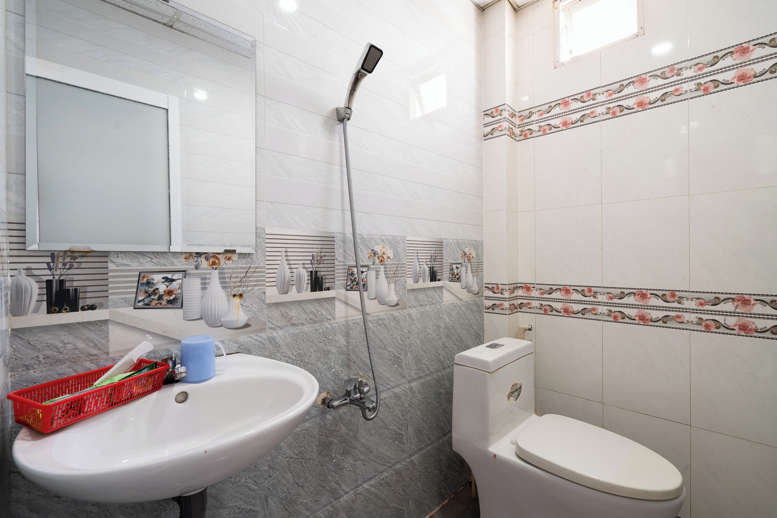 Deluxe Double | Salle de bain | Douche, articles de toilette gratuits, serviettes fournies, savon