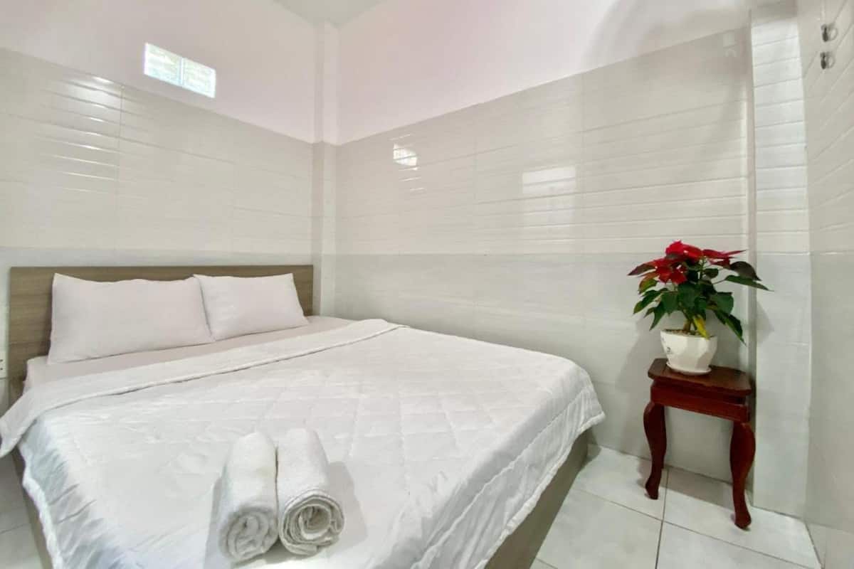 Premium bedding, minibar, desk, free WiFi