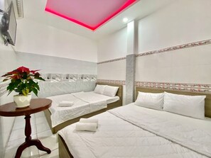 Premium bedding, minibar, desk, free WiFi