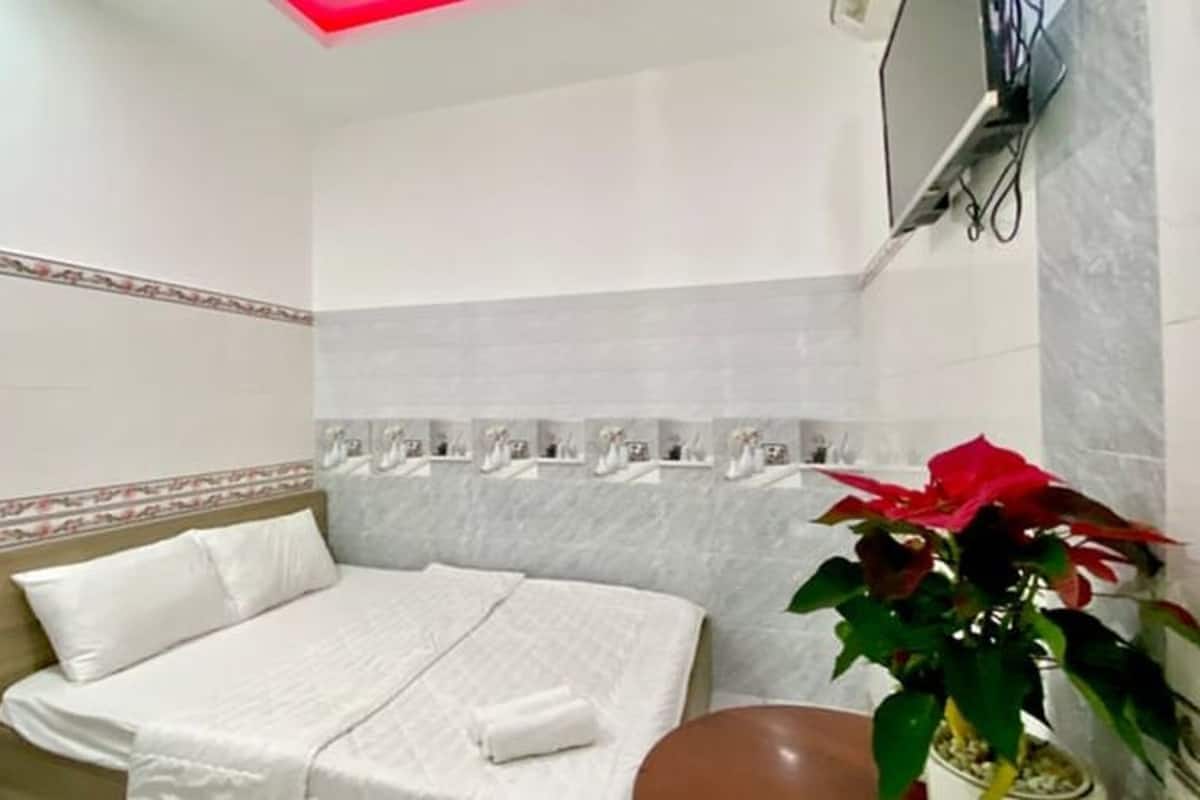 Premium bedding, minibar, desk, free WiFi