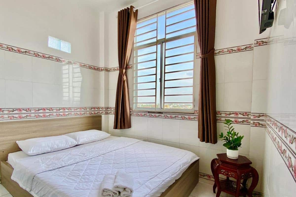 Premium bedding, minibar, desk, free WiFi