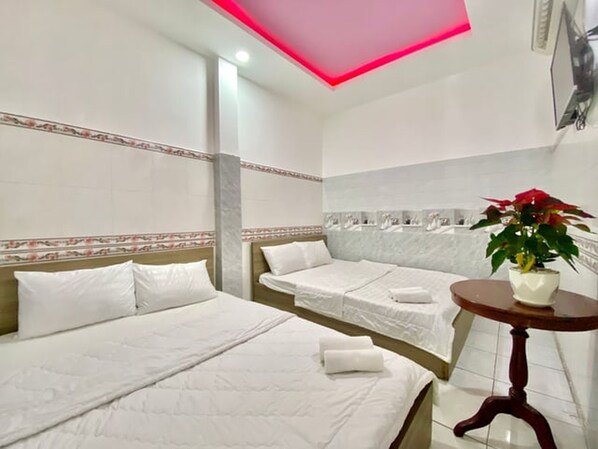 Premium bedding, minibar, desk, free WiFi