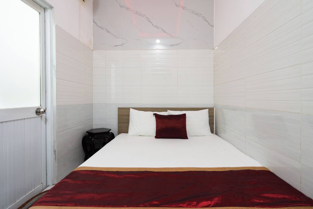 Premium bedding, minibar, desk, free WiFi
