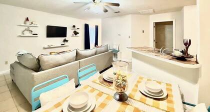Stylish & Comfy Private Bedroom in Townhouse