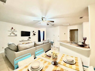 Stylish & Comfy Private Bedroom in Townhouse