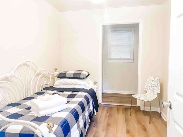 1 habitación, tabla de planchar con plancha, wifi y ropa de cama