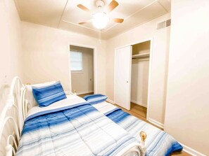 1 habitación, tabla de planchar con plancha, wifi y ropa de cama