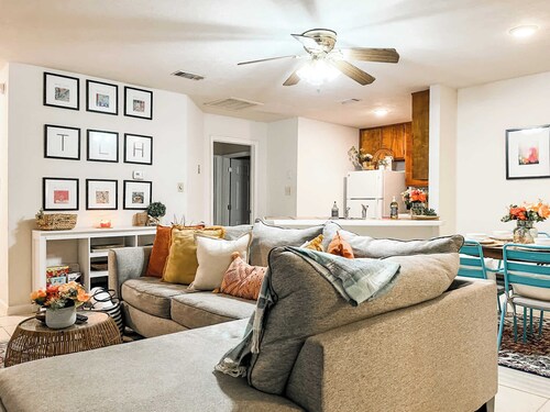 Aqua Oasis - Private Bedroom in Lovely Townhome