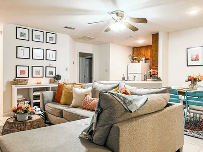 Aqua Oasis - Private Bedroom in Lovely Townhome