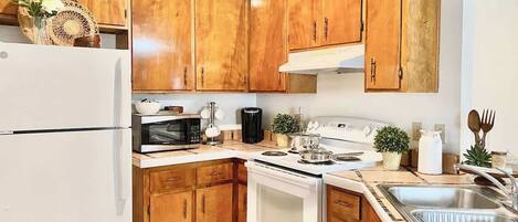 Réfrigérateur, four à micro-ondes, un four, surface de cuisson