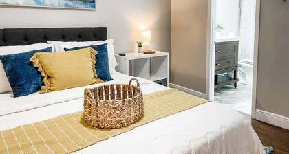 Lovely 3 bd / 2.5 ba Renovated, Refined Townhouse