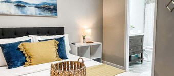 Lovely 3 bd / 2.5 ba Renovated, Refined Townhouse