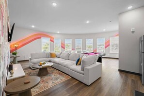 TV - 2BR Penthouse in Nashville`s Heart - Free Wifi (Nashville)