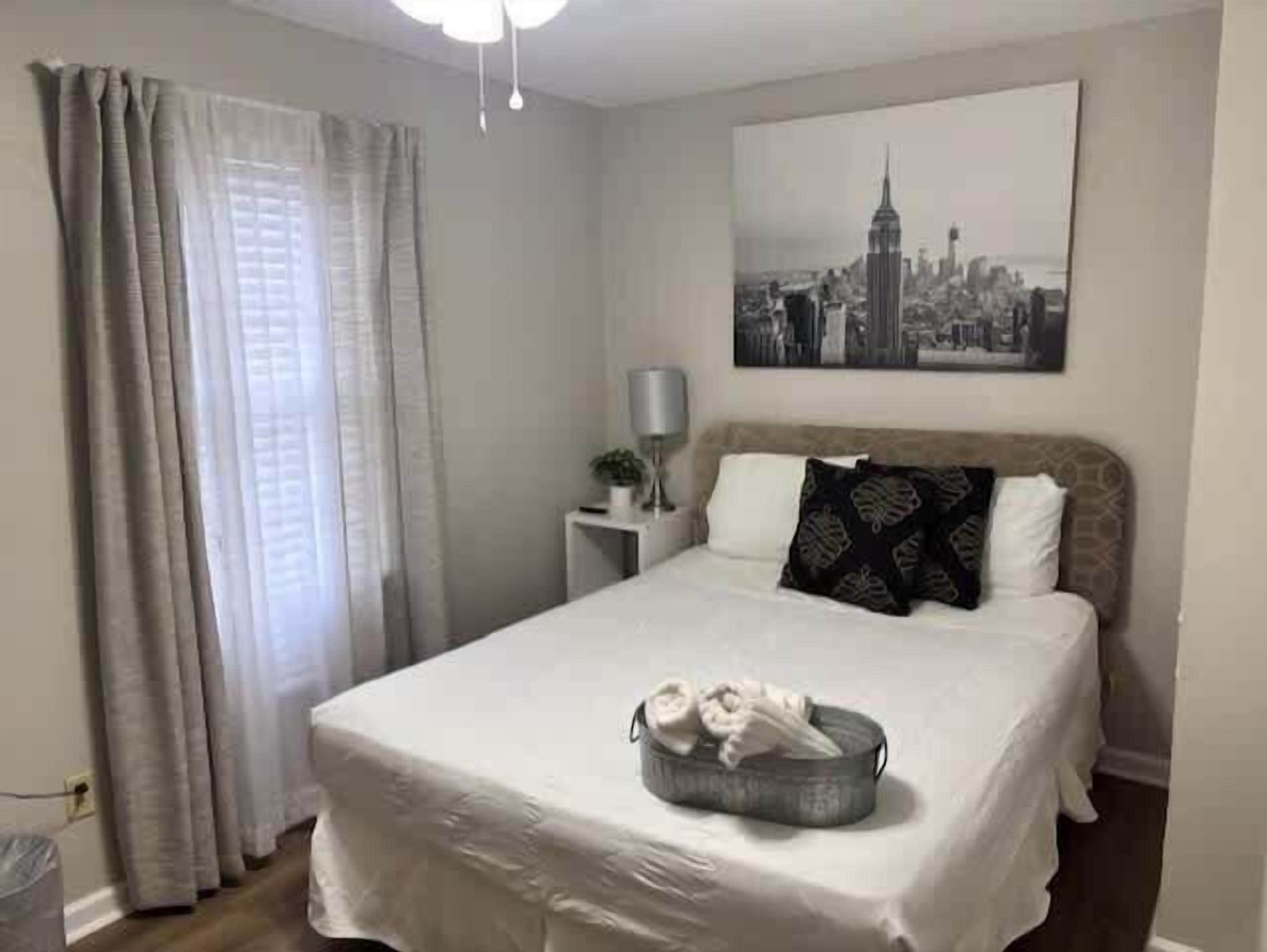 4 bedrooms, iron/ironing board, WiFi, bed sheets