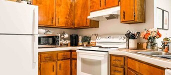 Cozy Canopy Cottage tucked away - East Tallahassee