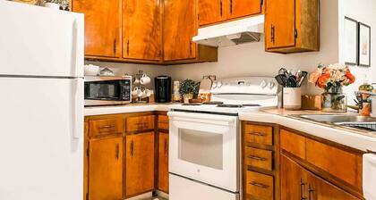 Cozy Canopy Cottage tucked away - East Tallahassee