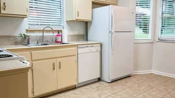 Fridge, oven, stovetop, dishwasher