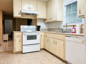 Jääkaappi, uuni, liesi, astianpesukone