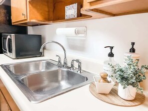 Frigorífico, microondas, horno y placa de cocina