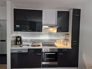 Fridge, oven, dishwasher, coffee/tea maker