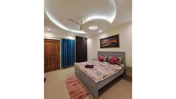 2 bedrooms, internet, bed sheets