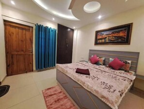 2 bedrooms, internet, bed sheets