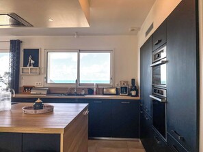 Microondas, horno, parrilla de estufa y lavavajillas 