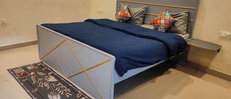 2 bedrooms, internet, bed sheets