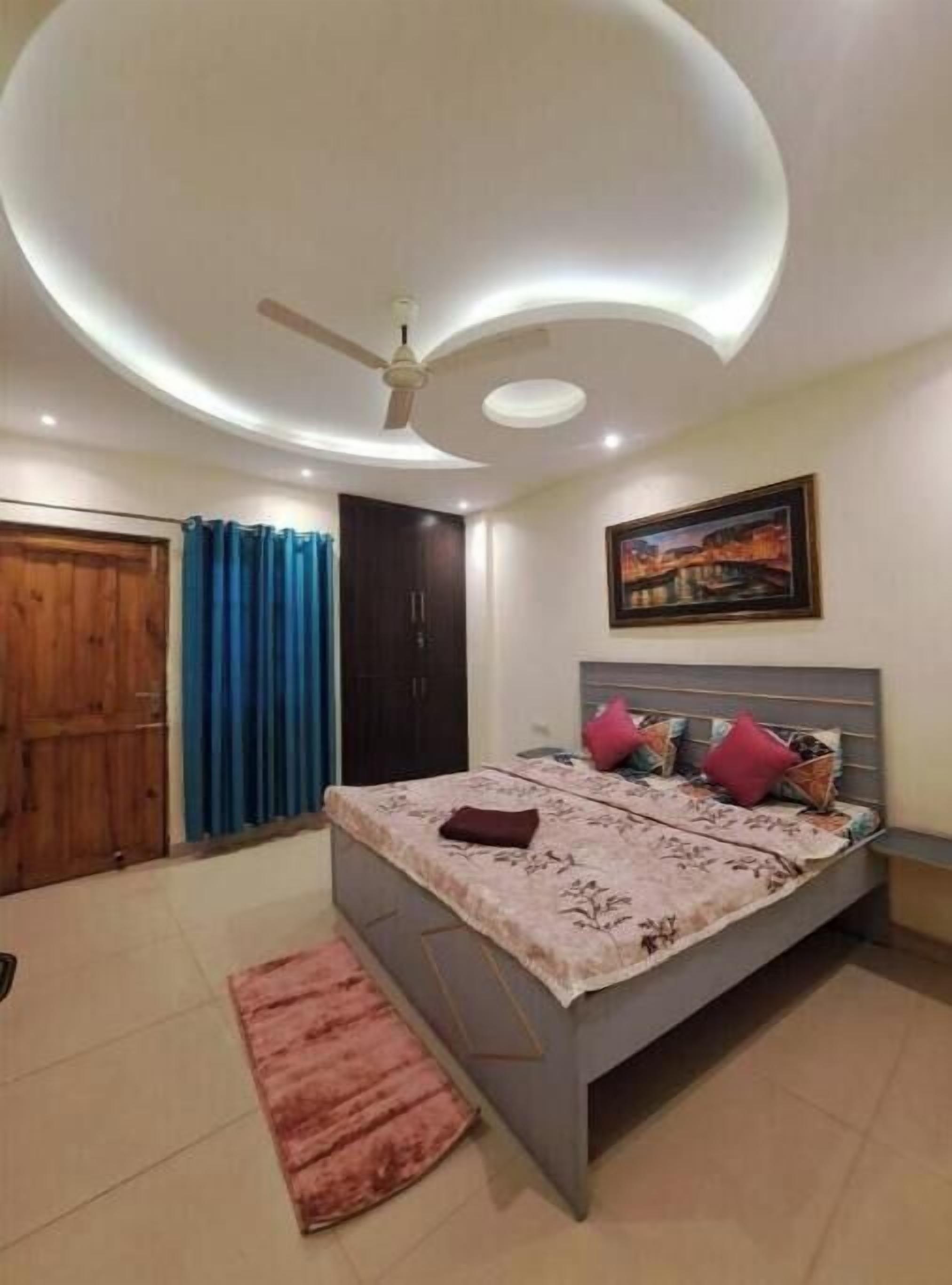 2 bedrooms, internet, bed sheets