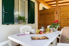 تناول الطعام بالخارج