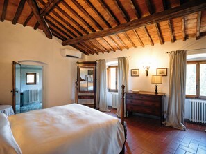 4 bedrooms, desk, iron/ironing board, free WiFi