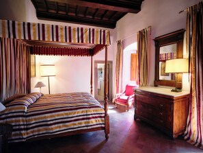 5 bedrooms, desk, iron/ironing board, free WiFi - Le Convertoie: Tuscan Villa with Pool & History (Toscana)