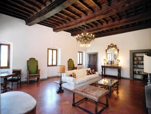 Smart TV, fireplace, books, stereo