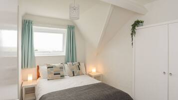 2 Schlafzimmer, individuell dekoriert, individuell eingerichtet