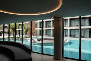5 outdoor pools, free cabanas, pool umbrellas