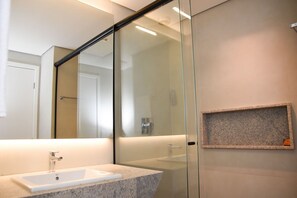 Buồng tắm vòi sen, khăn tắm, xà phòng, giấy vệ sinh