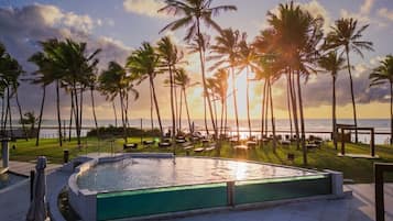 Apartemen Basic | Kolam renang | 5 kolam renang outdoor, dengan cabana gratis dan payung kolam renang