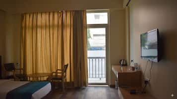 Deluxe Twin Room | Living area