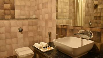 Banyera i dutxa independents, assecador de cabells i sabatilles