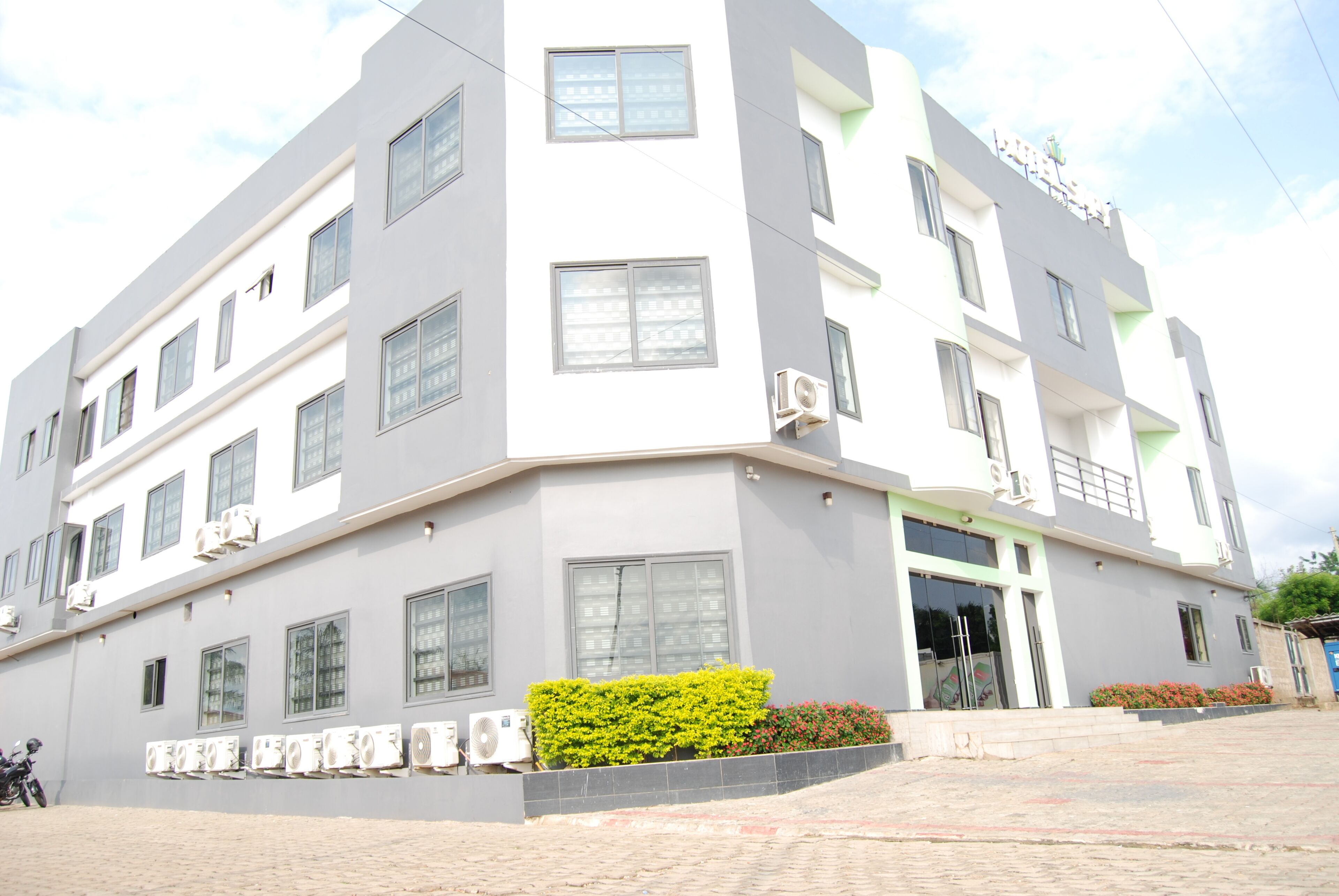 Vista frontal de la propiedad