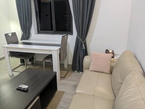 小型套房, 山景 | 办公桌、笔记本电脑工作区、免费 WiFi