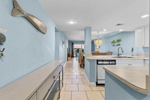 コンドミニアム ベッド (複数台) (Point East 320) | 内装