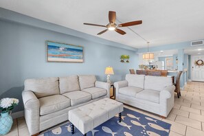 Condo, Plusieurs lits (Point East 320) | Aire de séjour