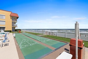 Condo, várias camas (Point East 320) | Campo esportivo