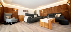 Interior - Apartment 'Holzwieb' with Private Terrace, Shared Garden and Wi-Fi (Unterkirnach)