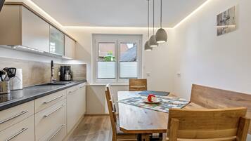 Fridge, oven, stovetop, dishwasher